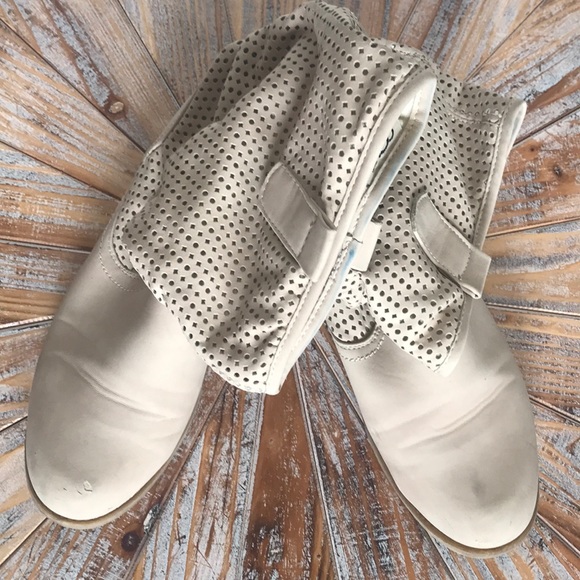 Used CGM Size 10 Cream Laser Cut Detailed Booties - Picture 6 of 8